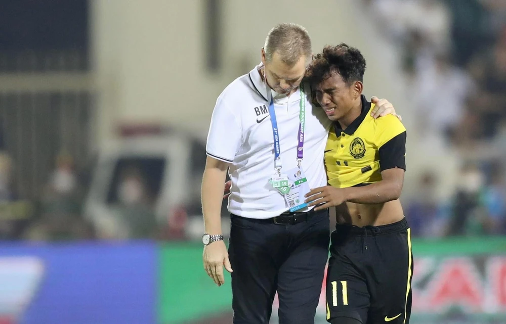 Ông thầy người Úc an ủi học trò sau trận thua bán kết SEA Games 31. Ảnh: ANH PHƯƠNG.