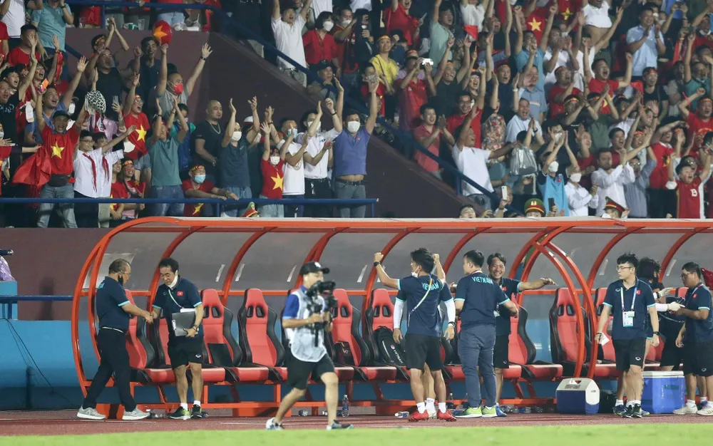 HLV Park Hang-seo và các cộng sự tính toán kỹ cho trận chung kết đối đầu với U-23 Thái Lan. Ảnh: ANH DUY.