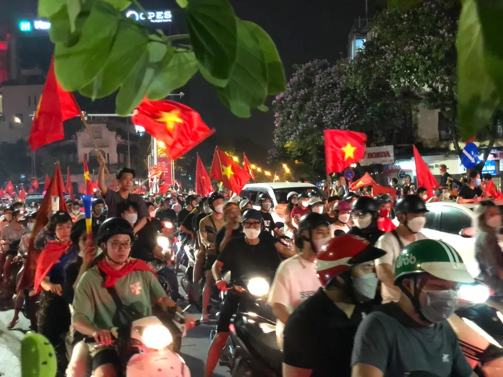 Xe hơi, xe máy chen chúc nhau ở từng góc phố Hà Nội với sự rộn ràng và niềm vui của người yêu bóng đá khi chứng kiến thầy trò Park Hang-seo đăng quang ngay trên sân nhà.