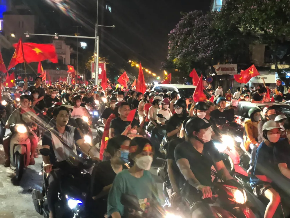 Cờ đỏ sao vàng tung bay khắp các ngả đường phố Hà Nội trong đêm trắng.