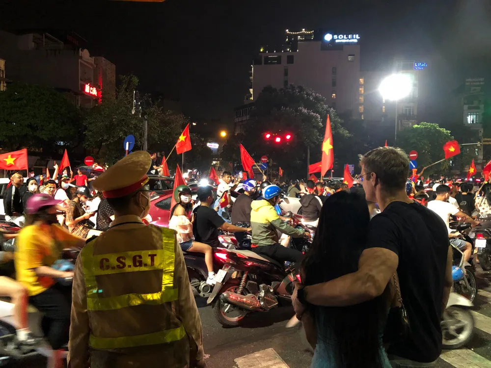 Hà Nội và rất nhiều địa phương khác trên cả nước có một đêm mất ngủ để cùng nhau ăn mừng chiến thắng của đội tuyển U-23 Việt Nam.