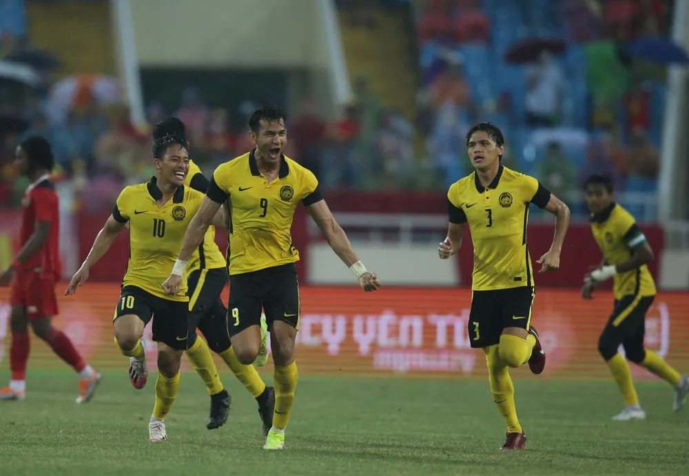 Razak có công giúp Malaysia gỡ hòa 1-1 nhưng chính anh sút hỏng quả luân phiên 11 mét đầu tiên và chung cuộc bị Indonesia qua mặt. Ảnh: ANH PHƯƠNG. Razak có công giúp Malaysia gỡ hòa 1-1 nhưng chính anh sút hỏng quả luân phiên 11 mét đầu tiên và chung cuộc bị Indonesia qua mặt. Ảnh: ANH PHƯƠNG.