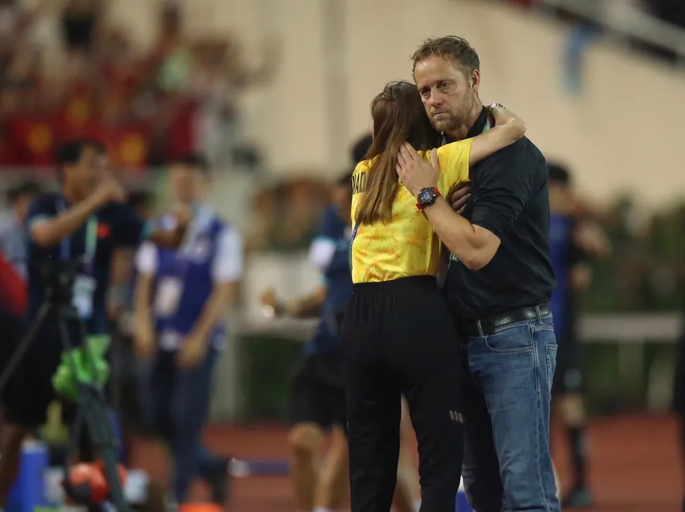 Madam Pang an ủi HLV Polking sau trận thua chung kết trên sân Mỹ Đình nhưng không bào chữa về thất bại. Ảnh: ANH DUY.