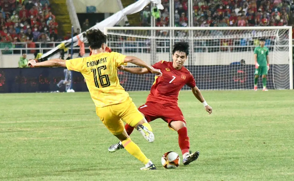 Lê Văn Đô chơi đa năng ở biên trái lẫn phải. Ảnh: ANH DUY.