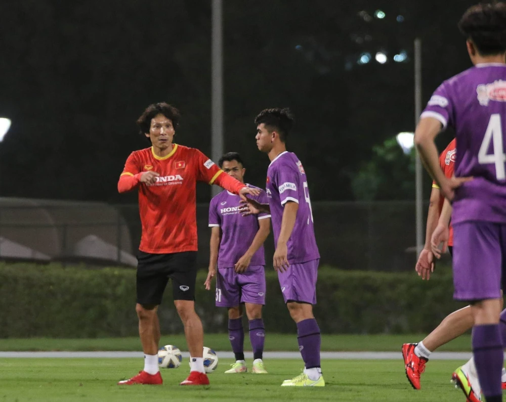 HLV Gong Oh-kyun hoạt náo trong buổi tập đầu tiên của U-23 Việt Nam trên đất UAE. Ảnh: VFF.