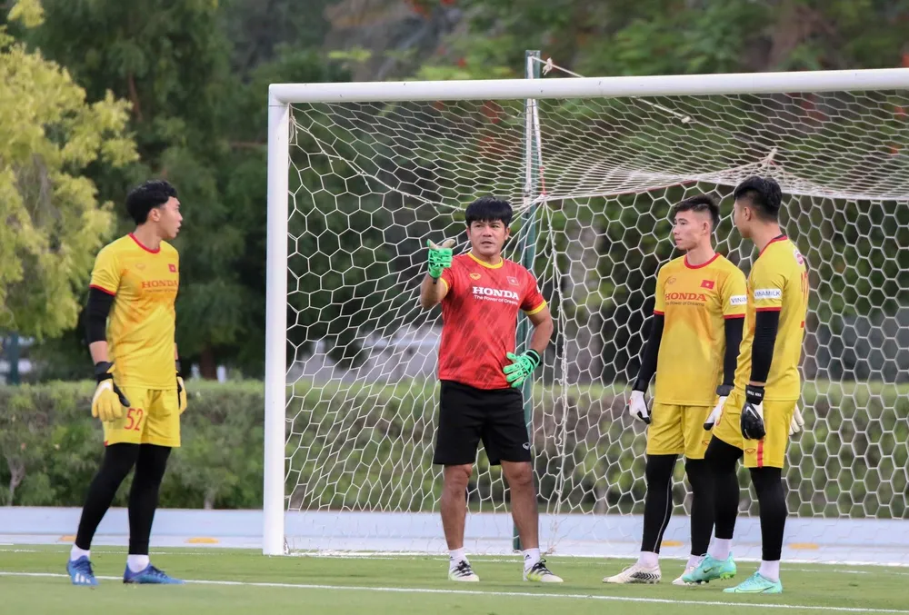 Các thủ môn trẻ tập trung cao độ dưới sự huấn luyện của cựu tuyển thủ Võ Văn Hạnh. Ảnh: VFF.