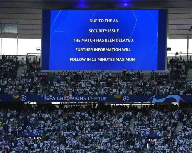 Thông báo trong sân vận động không phản ánh đúng sự thật đang diễn ra bên ngoài. Ảnh: CGI.