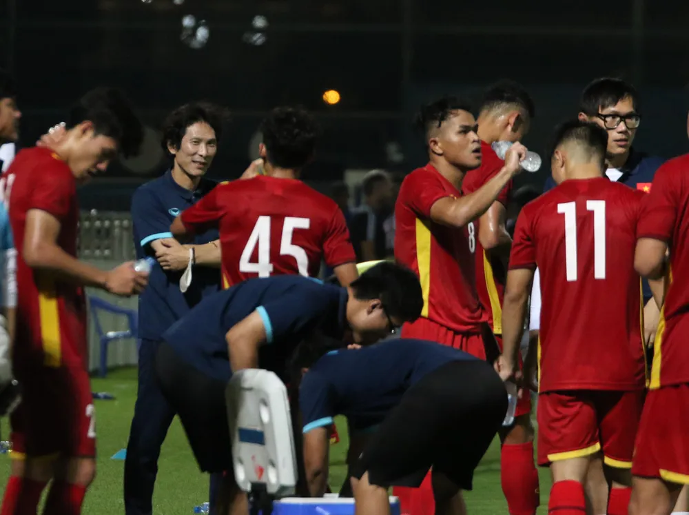 HLV Gong Oh-kyun đánh giá các học trò đã thể hiện tốt trong trận đá tập thua chủ nhà U-23 UAE. Ảnh: VFF.