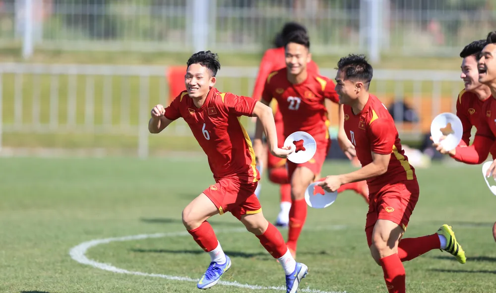 Các tuyển thủ U-23 Việt Nam thoải mái tâm lý trước giờ khai cuộc vòng chung kết U-23 châu Á 2022. Ảnh: ANH THỎA.