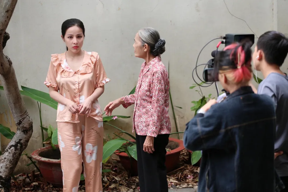 ... cùng sự kết hợp hài hòa giữa các diễn viên trẻ như Bảo Trân học hỏi lớp nghệ sĩ gạo cội. Ảnh: VŨ HOÀNG NAM.