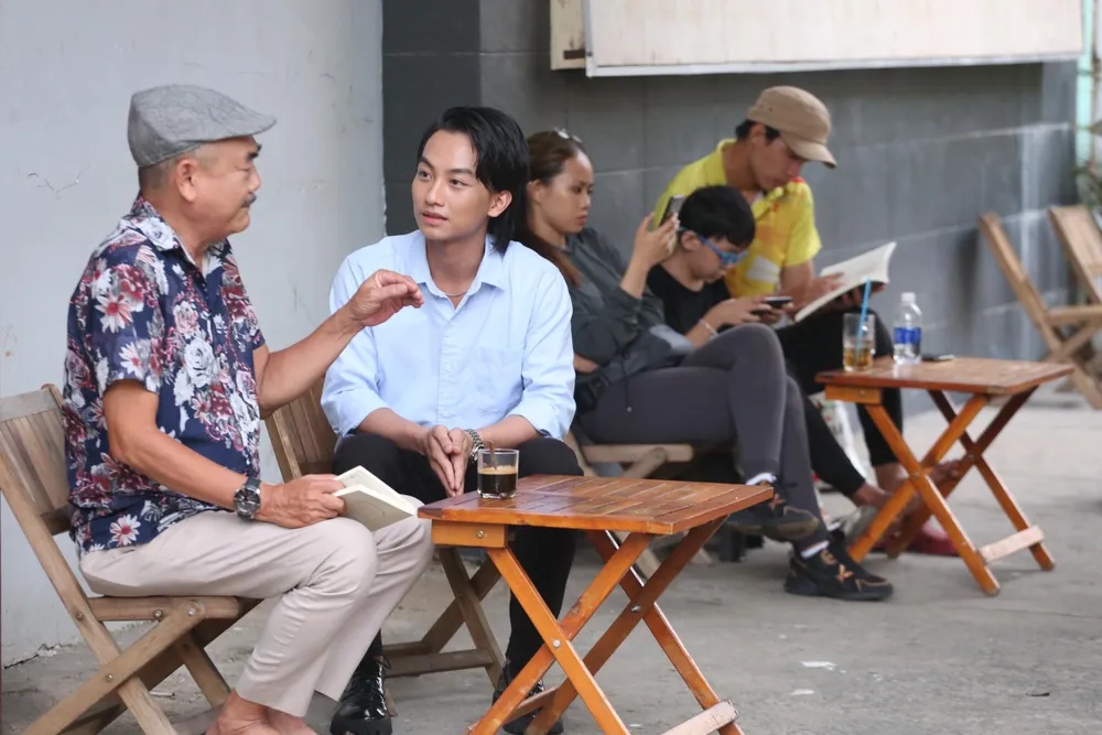 Nghệ sĩ lão làng Việt Anh chia sẻ kinh nghiệm diễn xuất cho học trò Phạm Bình. Ảnh: VŨ HOÀNG NAM.