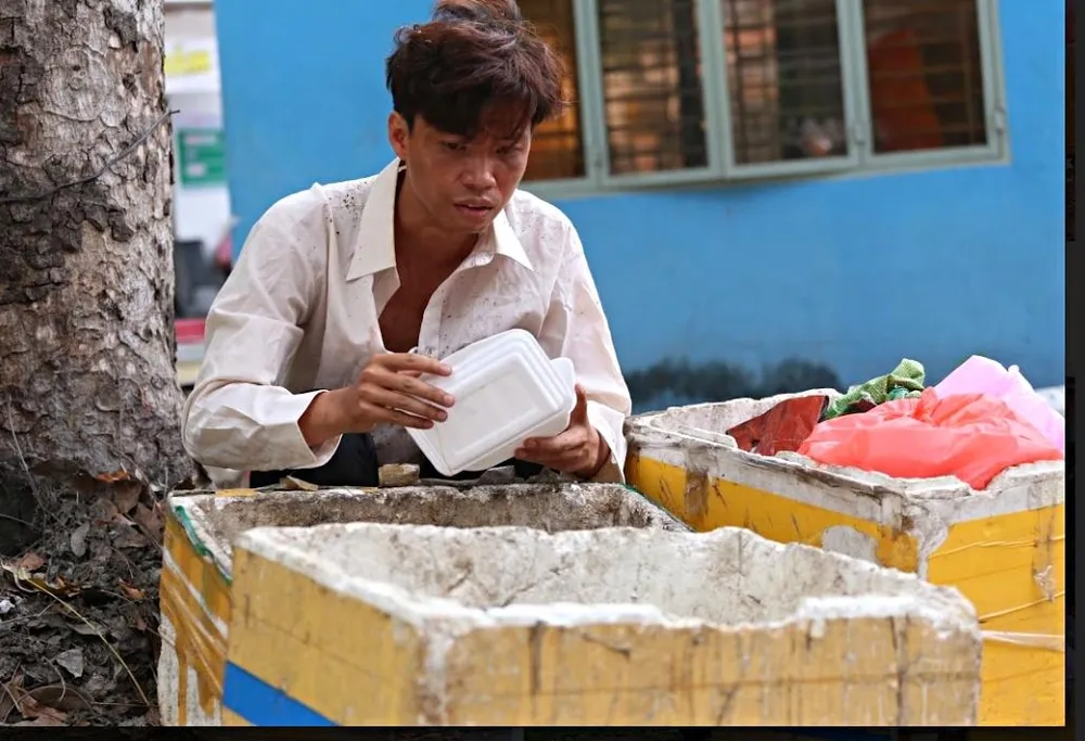 Gã khờ bới thùng rác kiếm miếng ăn do diễn viên trẻ Tài Đặng thủ diễn...