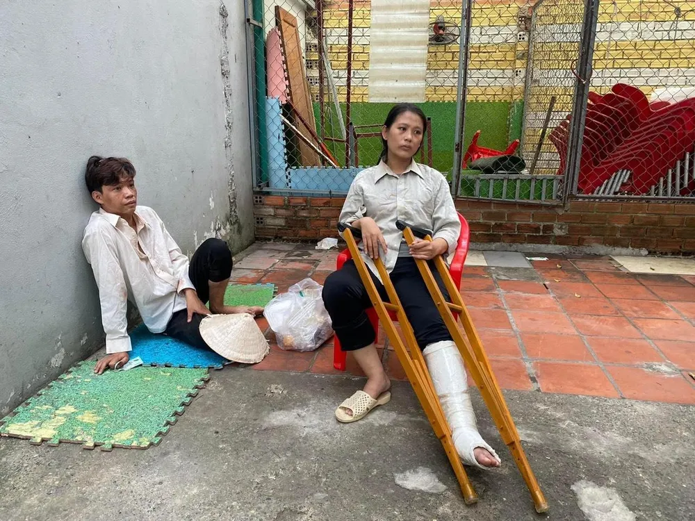 ... phối hợp nhịp nhàng với Hồ Xuân Trúc bị gãy chân không cần diễn...