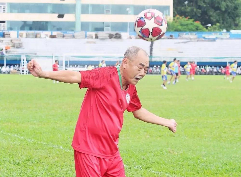 NSND Việt Anh chơi bóng đá vui nhộn mỗi cuối tuần với Hữu Nghị FC...