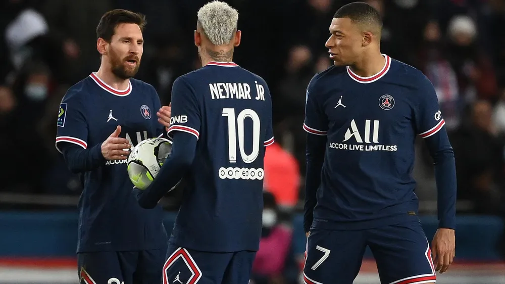 PSG giữ chân các chân sút tài năng và chỉ săn lùng thêm những tiền vệ làm bóng tài ba. Ảnh: CGI. PSG giữ chân các chân sút tài năng và chỉ săn lùng thêm những tiền vệ làm bóng tài ba. Ảnh: CGI.