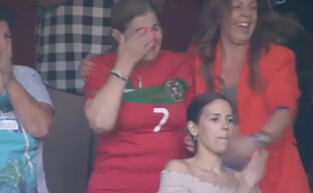 Bà Dolores Aveiro - mẹ của Ronaldo trên khán đài đã cười rồi khóc vì hạnh phúc... Bà Dolores Aveiro - mẹ của Ronaldo trên khán đài đã cười rồi khóc vì hạnh phúc...