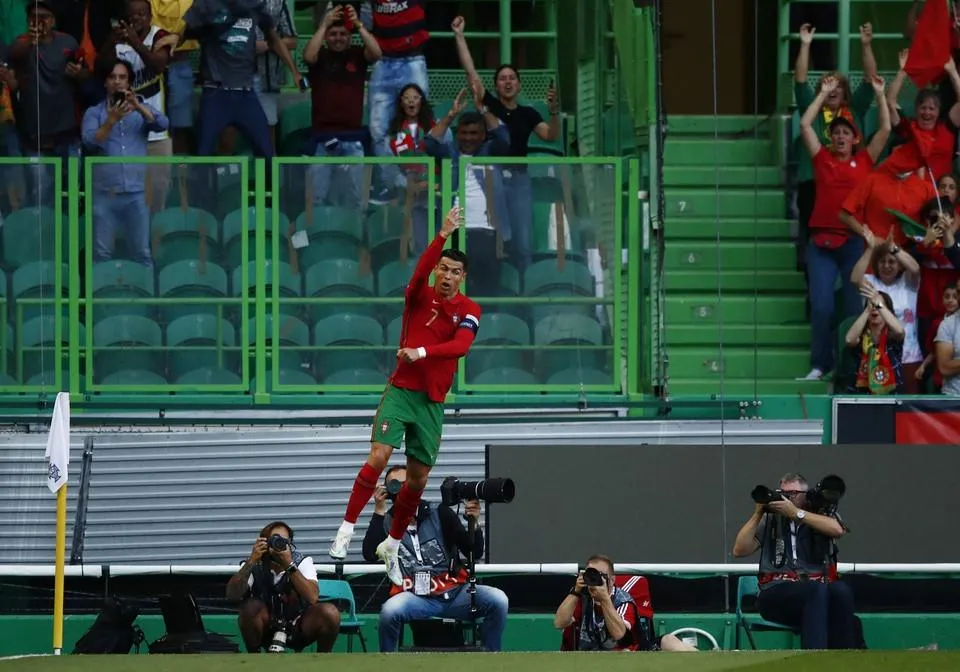 ... khi con trai bà đang ăn mừng bàn thắng quốc tế thứ 117 cho đội tuyển quốc gia Bồ Đào Nha. Ảnh: CGI. ... khi con trai bà đang ăn mừng bàn thắng quốc tế thứ 117 cho đội tuyển quốc gia Bồ Đào Nha. Ảnh: CGI.