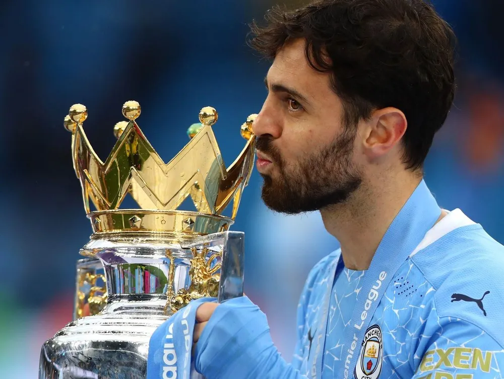 Silva đang cảm thấy hạnh phúc khi khoác áo Man City và nâng cúp vô địch Premier League. Ảnh: CGI.