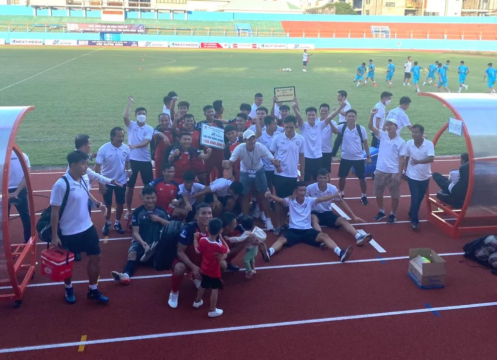 Niềm hạnh phúc của thầy trò Nguyễn Minh Dũng khi trở về mái nhà xưa. Ảnh: ĐỨC VŨ.