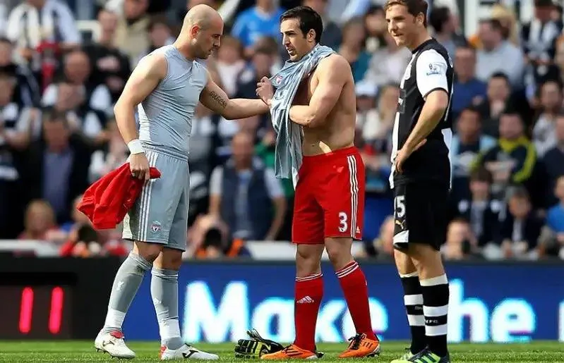 Enrique miễn cưỡng khoác áo thủ môn vì Liverpool không còn cách nào khác. Ảnh: CGI.