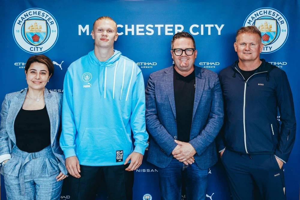 Người cha Alf-Inge hạnh phúc khi con trai về chơi cho đội bóng yêu thích của ông thời trẻ. Ảnh: CGI.