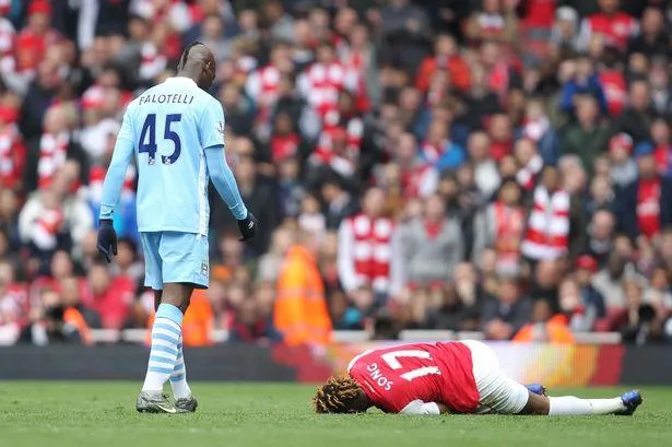 Pha đốn giò Alex Song mang lại điều tồi tệ cho Balotelli. Ảnh: CGI. Pha đốn giò Alex Song mang lại điều tồi tệ cho Balotelli. Ảnh: CGI.