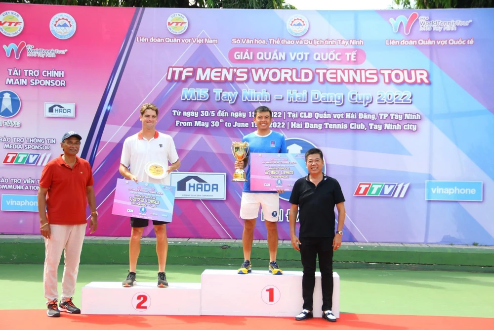 Ông Thái Trường Giang trao Cúp vô địch và tiền thưởng cho chức vô địch Giải M15 tuần thứ nhất ngày 5-6 cho Lý Hoàng Nam.