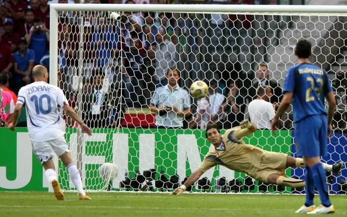 Người hùng sau cú sút Panelka nổi tiếng và tội đồ ZIdane với chiếc thẻ đỏ. Ảnh: CGI.