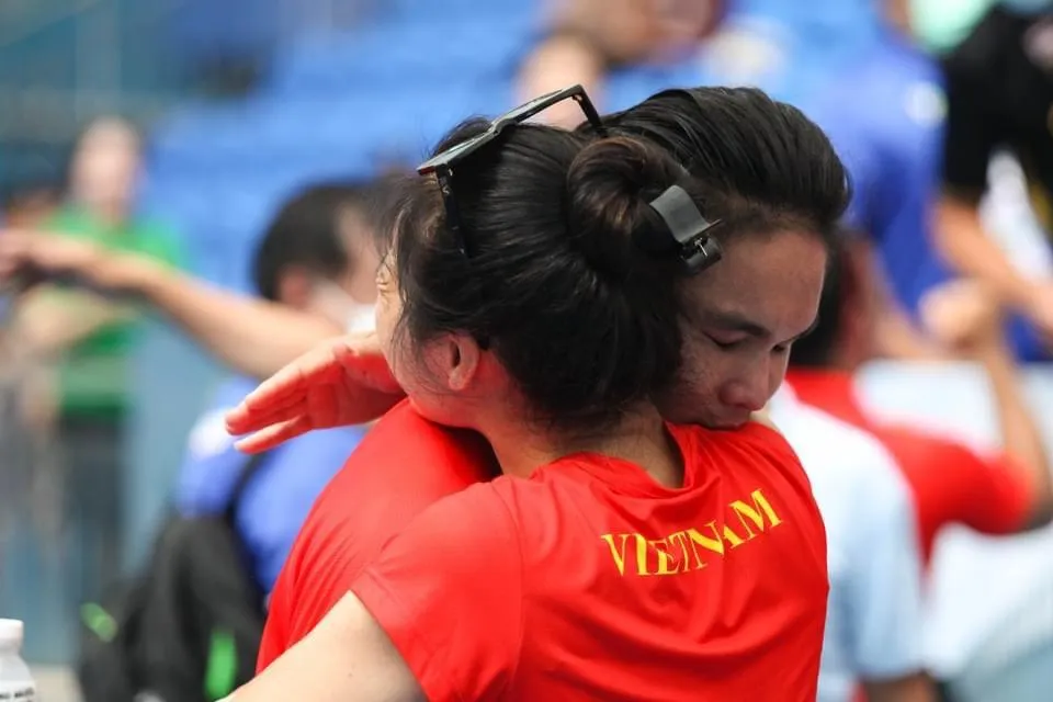 ... và chia sẻ niềm hạnh phúc trong vòng tay mẹ. ... và chia sẻ niềm hạnh phúc trong vòng tay mẹ.