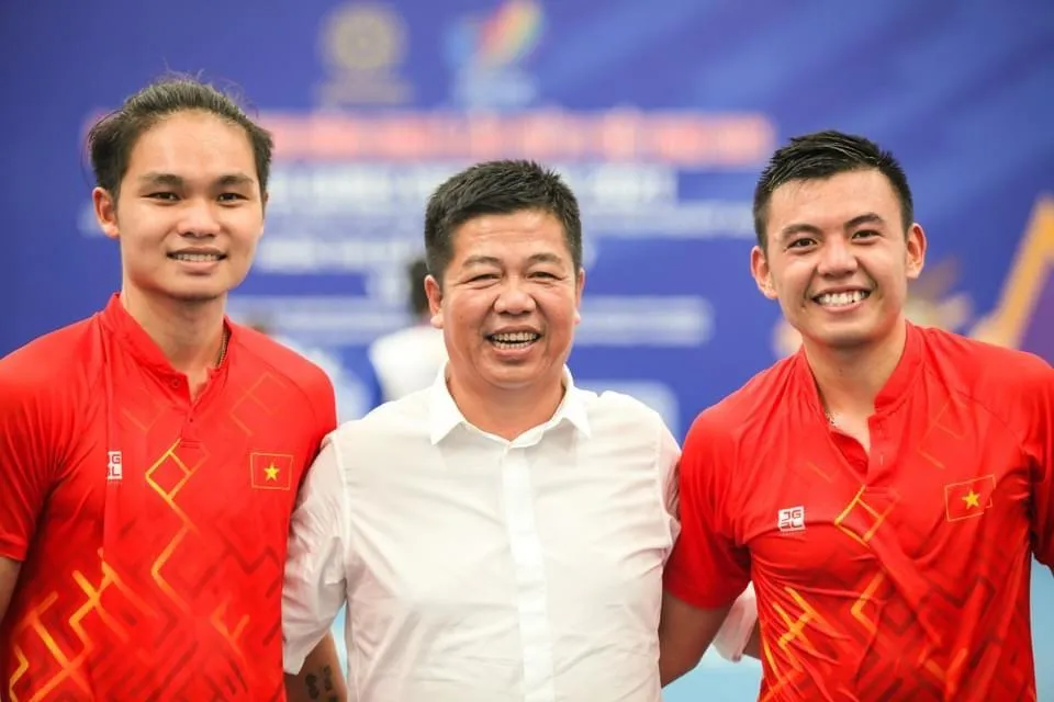 Ông bầu Trường Giang và hai tay vợt cưng Lý Hoàng Nam - Trịnh Linh Giang. Ông bầu Trường Giang và hai tay vợt cưng Lý Hoàng Nam - Trịnh Linh Giang.