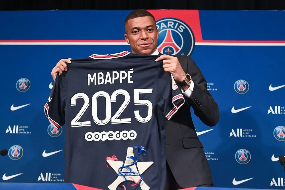 Mbappe nổi lên với quyền lực mới khi ở lại PSG thêm ba mùa nữa. Ảnh: CGI.