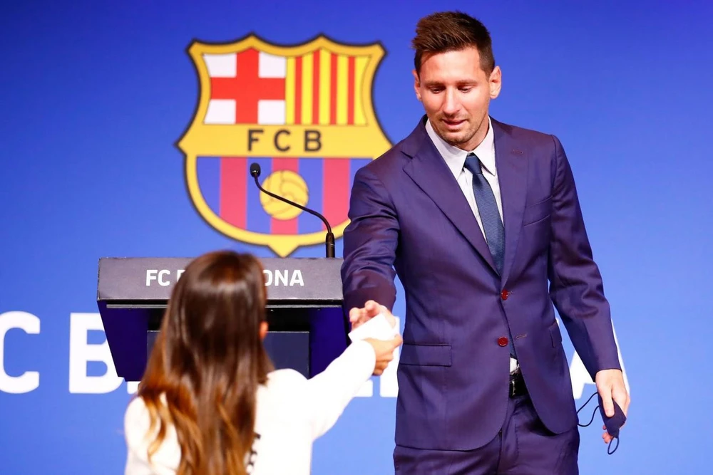 Messi ngậm ngùi rời khỏi Barca sau 21 năm gắn bó. Ảnh: CGI.