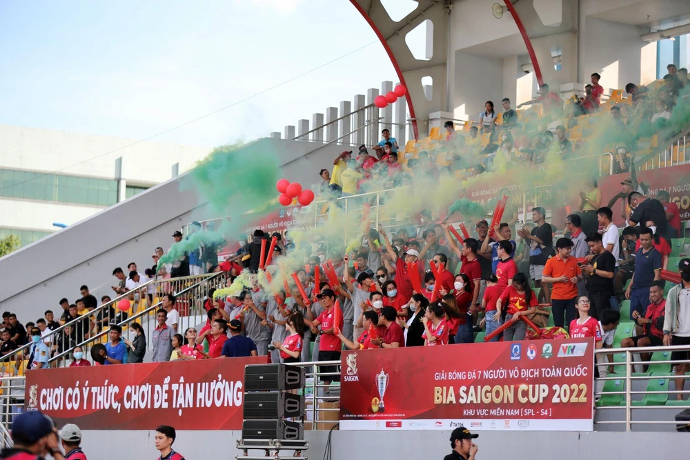 Khán đài tưng bừng những màn cổ vũ ấn tượng.