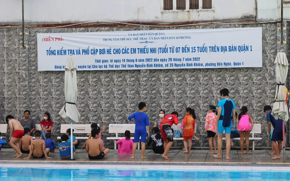 Lớp phổ cập bơi và chống đuối nước cho thiếu nhi Quận 1.