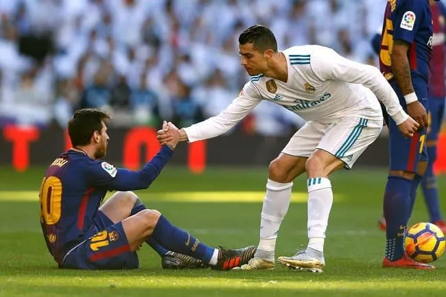 Messi và Ronaldo đã chia nhau 12 Quả bóng vàng (Messi 7 lần) trong 13 năm qua. Ảnh: CGI.