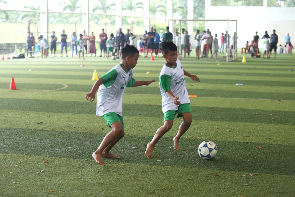 Các cầu thủ nhí vượt qua những bài kiểm tra gắt gao. Các cầu thủ nhí vượt qua những bài kiểm tra gắt gao.