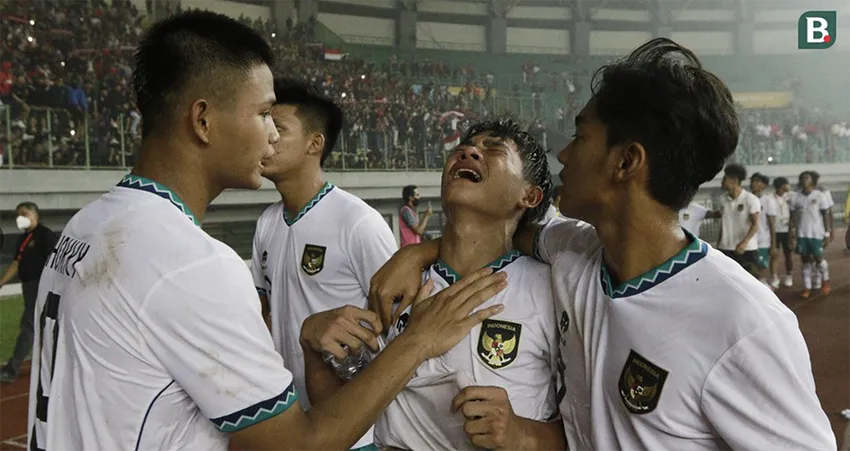 Cầu thủ trẻ Indonesia khóc ngất trong vòng tay đồng đội. Ảnh: Bola.