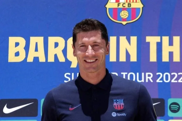 Chân sút người Ba Lan phấn khích trong màu áo mới Barcelona. Ảnh: CGI.