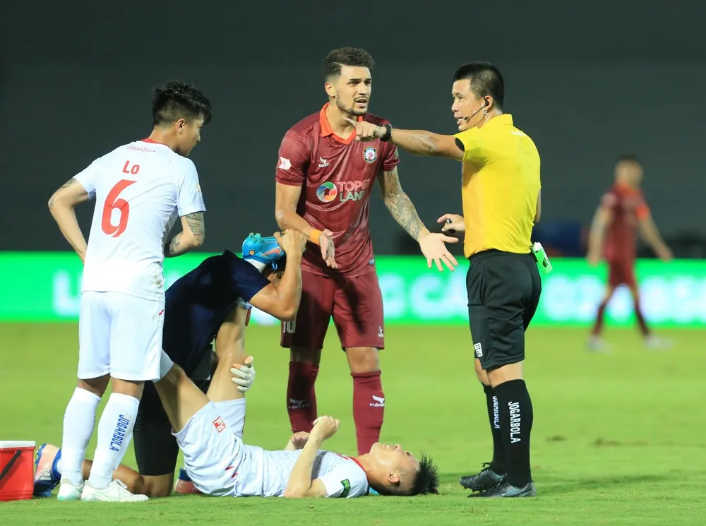 Trọng tài Hoàng Ngọc Hà điều khiển trận đấu giữa Hải Phòng và Bình Định đêm 19-7. Ảnh: ANH THỎA.