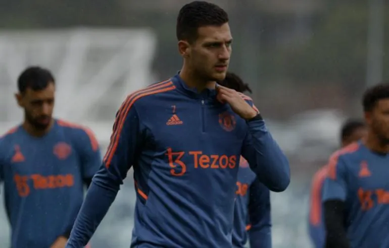 Dalot mặc chiếc áo số 7 của đàn anh đồng hương Bồ Đào Nha trong một buổi tập của MU. Ảnh: CGI. Dalot mặc chiếc áo số 7 của đàn anh đồng hương Bồ Đào Nha trong một buổi tập của MU. Ảnh: CGI.