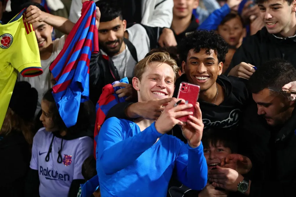 De Jong không muốn qua MU trong khi Barca muốn bán để thu hồi vốn lẫn trả nợ tiền lương cho tiền vệ người Hà Lan. Ảnh: CGI. De Jong không muốn qua MU trong khi Barca muốn bán để thu hồi vốn lẫn trả nợ tiền lương cho tiền vệ người Hà Lan. Ảnh: CGI.