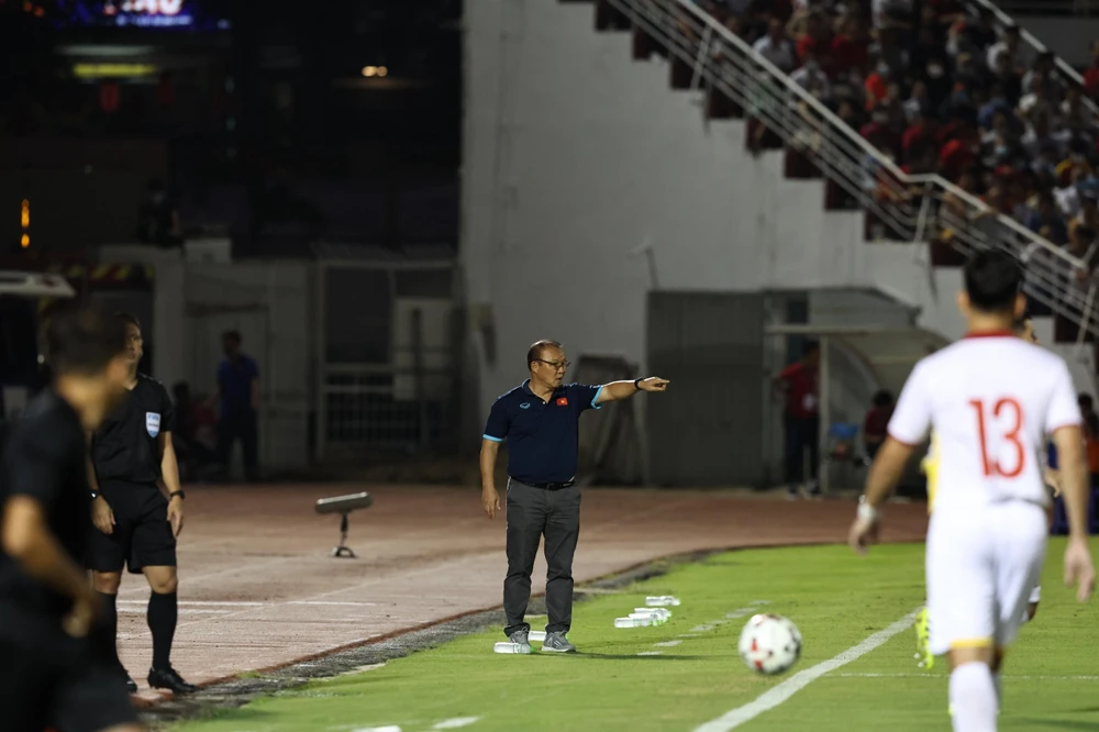 HLV Park Hang-seo thân thiện với cầu thủ và hòa nhập tốt trong đời sống bóng đá lẫn sinh hoạt ở Việt Nam. Ảnh: ANH PHƯƠNG.