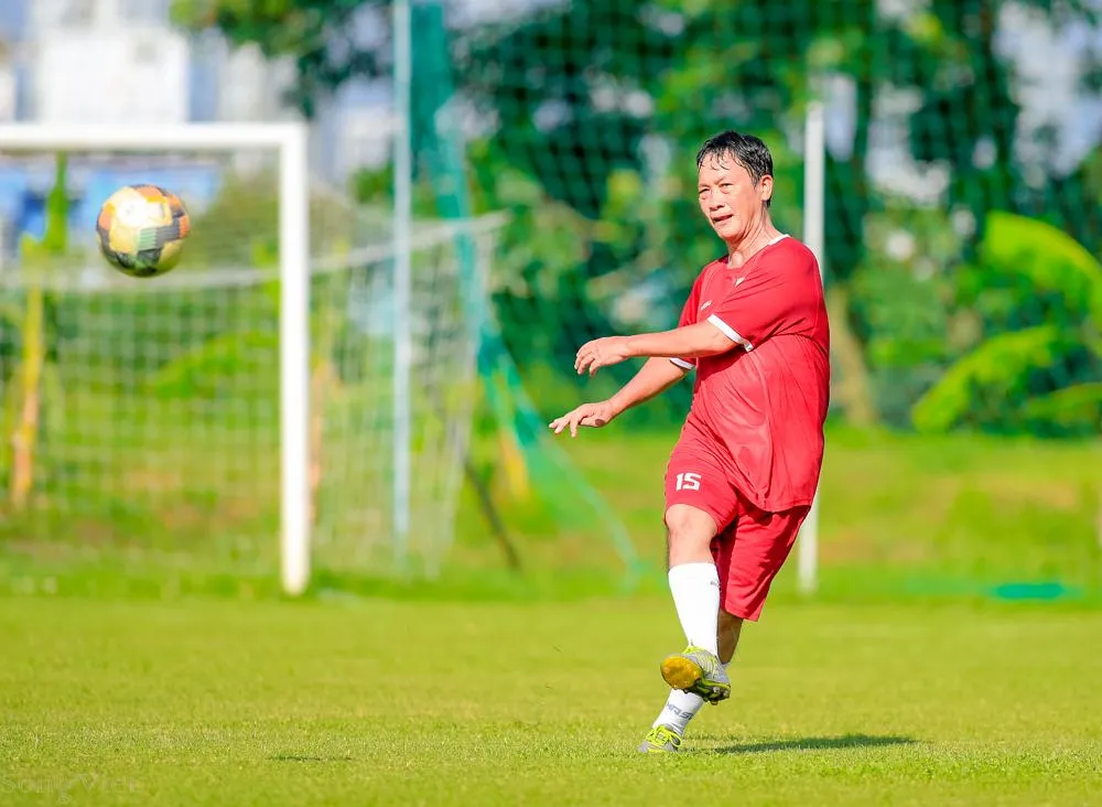Trung vệ thép Hồ Văn Lộc vững vàng trước cầu môn nhà cùng những pha kiến tạo sắc sảo cho tuyến trên. Trung vệ thép Hồ Văn Lộc vững vàng trước cầu môn nhà cùng những pha kiến tạo sắc sảo cho tuyến trên.