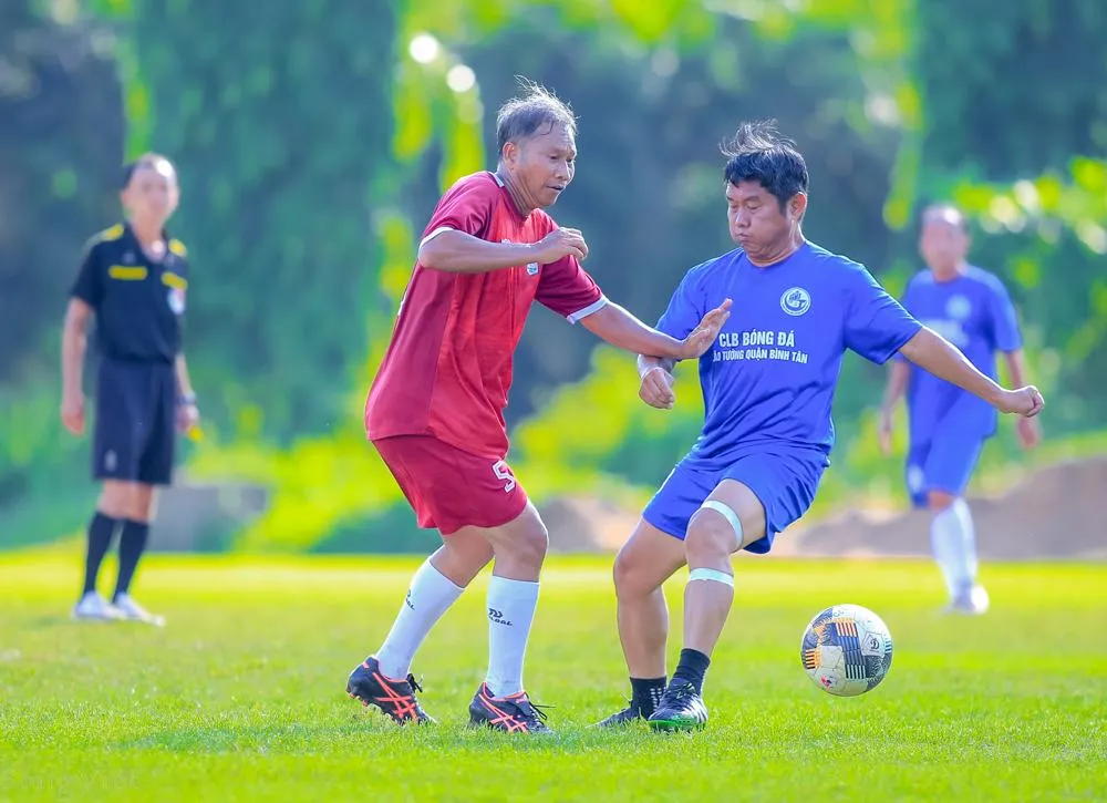 Cả hai đội cống hiến những màn trình diễn nhộn nhịp và bất phân thắng bại với tỉ số 2-2. Cả hai đội cống hiến những màn trình diễn nhộn nhịp và bất phân thắng bại với tỉ số 2-2.