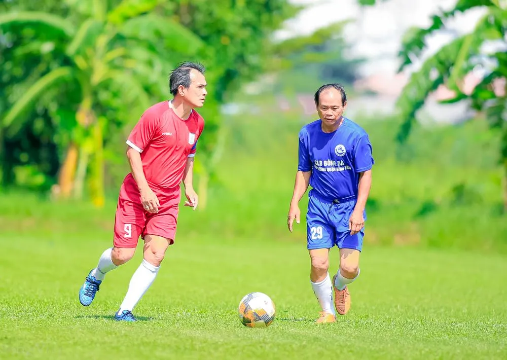 Lão tướng Huỳnh Hồng Sơn ở tuổi 54 vẫn tả xung hữu đột như thời trai trẻ. Lão tướng Huỳnh Hồng Sơn ở tuổi 54 vẫn tả xung hữu đột như thời trai trẻ.