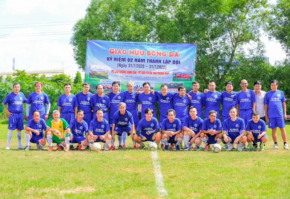 CLB Lão tướng Bình Tân ở tuổi lên 2 thu hút rất nhiều hội viên có đam mê bóng đá hoặc từng là cầu thủ, sinh hoạt đều đặn hàng tuần dưới sự dẫn dắt của Tân Phạm - cựu đội trưởng CLB Thành Long. CLB Lão tướng Bình Tân ở tuổi lên 2 thu hút rất nhiều hội viên có đam mê bóng đá hoặc từng là cầu thủ, sinh hoạt đều đặn hàng tuần dưới sự dẫn dắt của Tân Phạm - cựu đội trưởng CLB Thành Long.