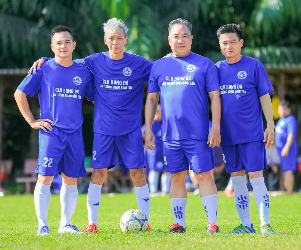 Những nhà sáng lập CLB Lão tướng Bình Tân hạnh phúc trong ngày sinh nhật đội bóng và còn rất sung sức như Lê Văn Long (Phó Chủ nhiệm CLB Lão tướng quận Bình Tân), Nguyễn Chí Nhân – Phó trưởng phòng VH-TT Quận Bình Tân, Nguyễn Quang Vinh (Phó Chủ tịch Hội chữ thập đỏ quận Bình Tân),... (Ảnh từ phải sang). Những nhà sáng lập CLB Lão tướng Bình Tân hạnh phúc trong ngày sinh nhật đội bóng và còn rất sung sức như Lê Văn Long (Phó Chủ nhiệm CLB Lão tướng quận Bình Tân), Nguyễn Chí Nhân – Phó trưởng phòng VH-TT Quận Bình Tân, Nguyễn Quang Vinh (Phó Chủ tịch Hội chữ thập đỏ quận Bình Tân),... (Ảnh từ phải sang).