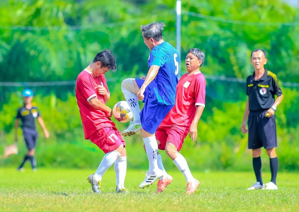 Những mái tóc muối tiêu tranh bóng quyết liệt với vũ điệu bóng đá quyến rũ... Những mái tóc muối tiêu tranh bóng quyết liệt với vũ điệu bóng đá quyến rũ...