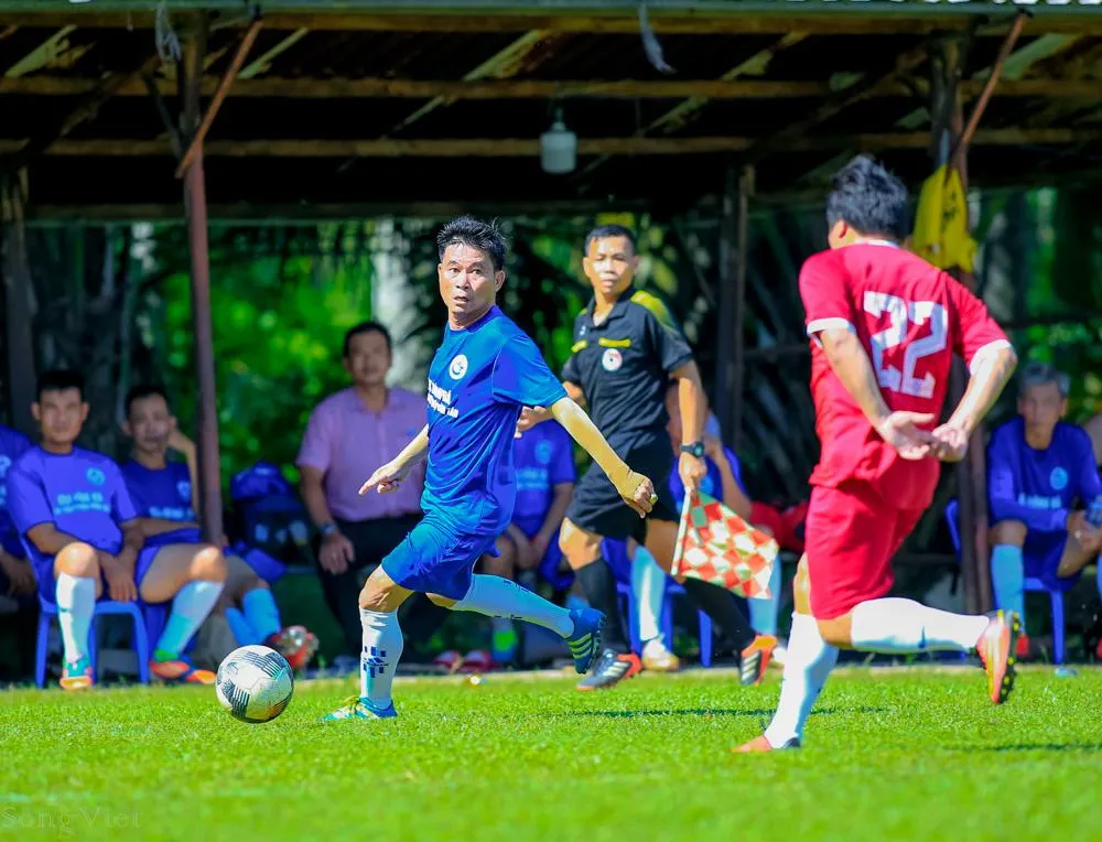 ... và không khoan nhượng trong từng đường lên bóng đầy sáng tạo. ... và không khoan nhượng trong từng đường lên bóng đầy sáng tạo.