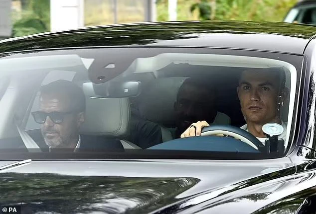 Siêu sao người Bồ Đào Nha đã đến trại huấn luyện của MU cùng người đại diện Mendes nhưng có vẻ anh không còn muốn ở Old Trafford. Ảnh: CGI.